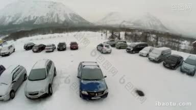 鸟瞰图冬季汽车驶出户外停车场，沿覆盖路面行驶